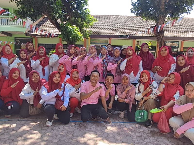 Foto Bersama Dewan Guru dan Pengurus Komite Setelah Melaksanaan Beberapa Perlombaan di SD Negeri 4 Patokan